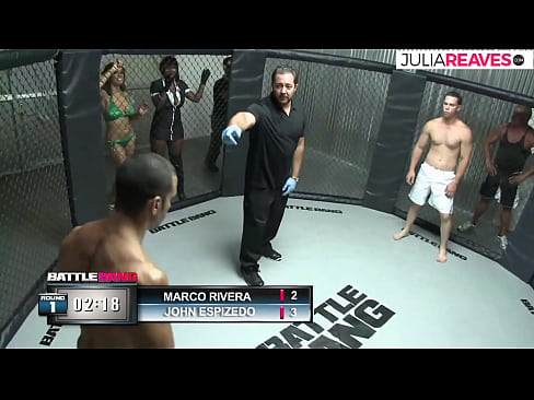 ❤️ Ultimate Fighter-ek zenbakizko neska bat izorratzen du ringean borroka baten ondoren Sexu bideoa gugan ❌️
