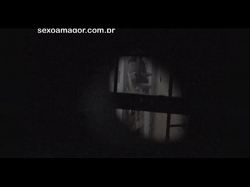 ❤️ Blondie ezkutuan grabatzen du auzoko voyeur batek adreilu hutsen atzean ezkutatuta Sexu bideoa gugan ❌️